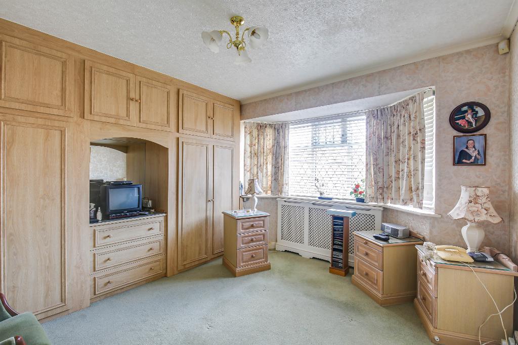 2 Bedroom Detached Bungalow for Sale in South Croydon, CR2 9HR