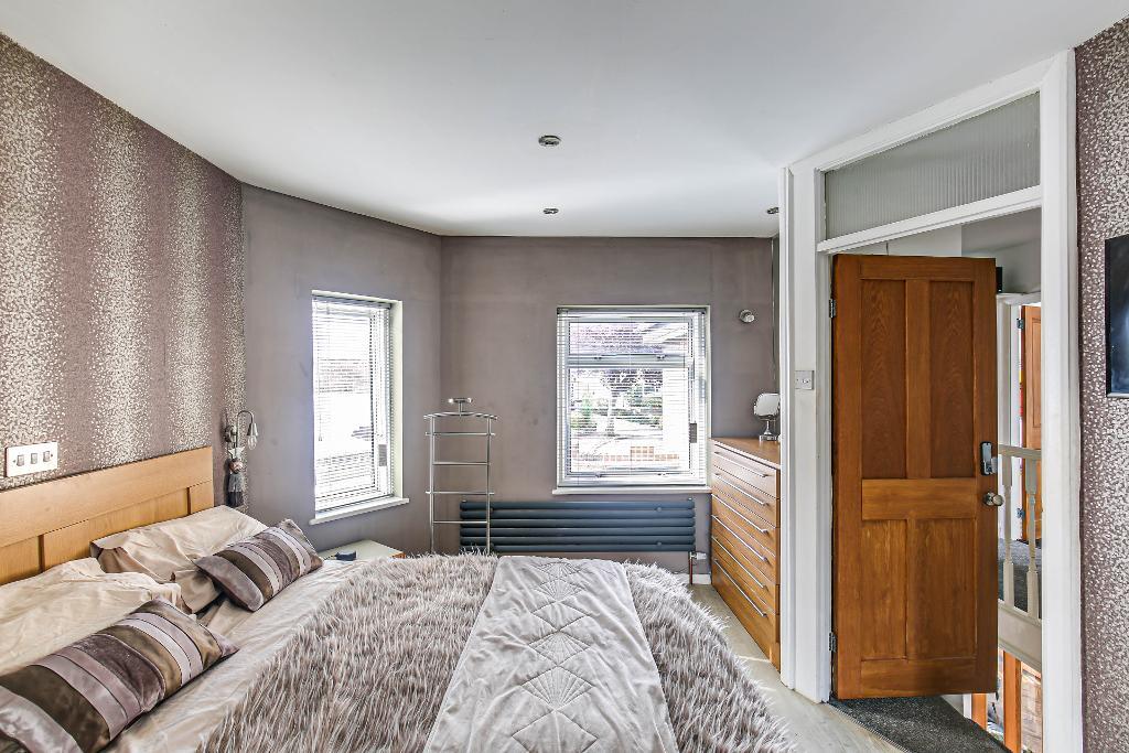 4 Bedroom Semi-Detached for Sale in Selsdon, CR2 8NX