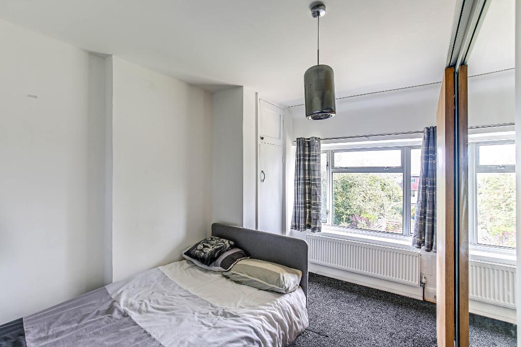 4 Bedroom Semi-Detached for Sale in Selsdon, CR2 8NX