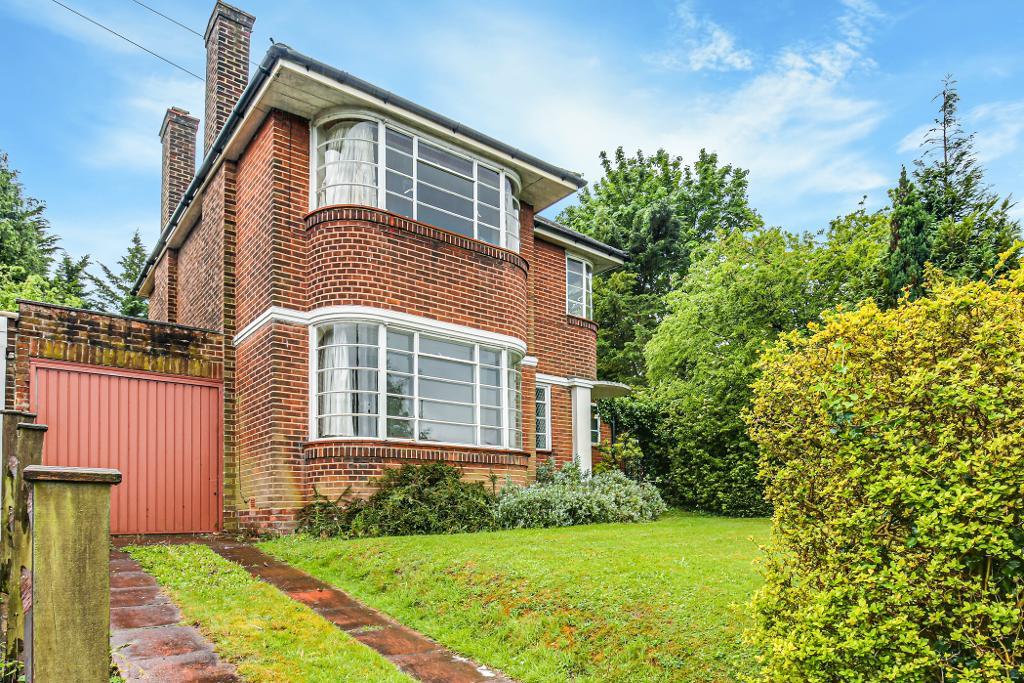 3 Bed Detached Property for Sale in South Croydon, CR8 1EA