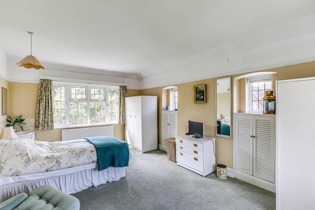 4 Bedroom Detached for Sale in Sanderstead, CR2 0HA