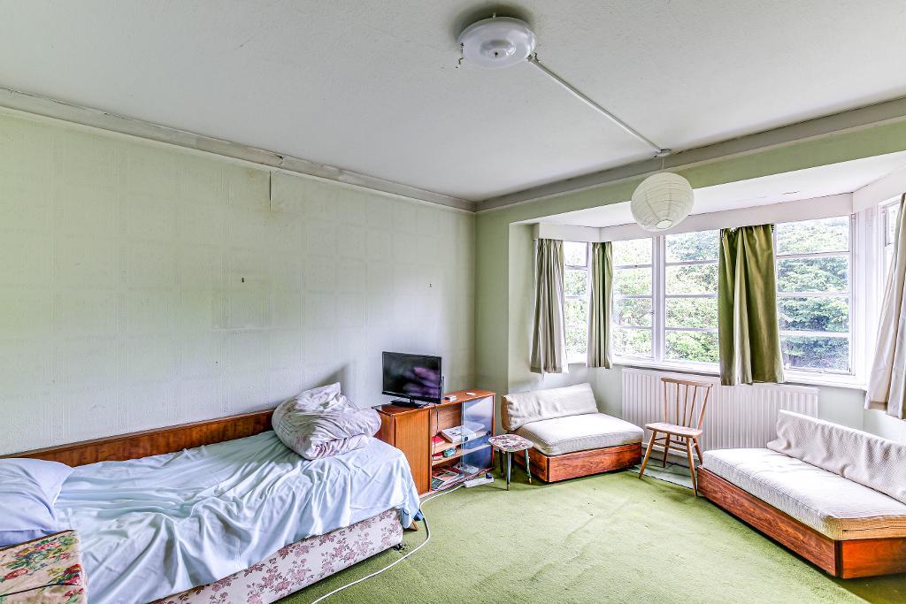 3 Bedroom Detached for Sale in South Croydon, CR8 1EA