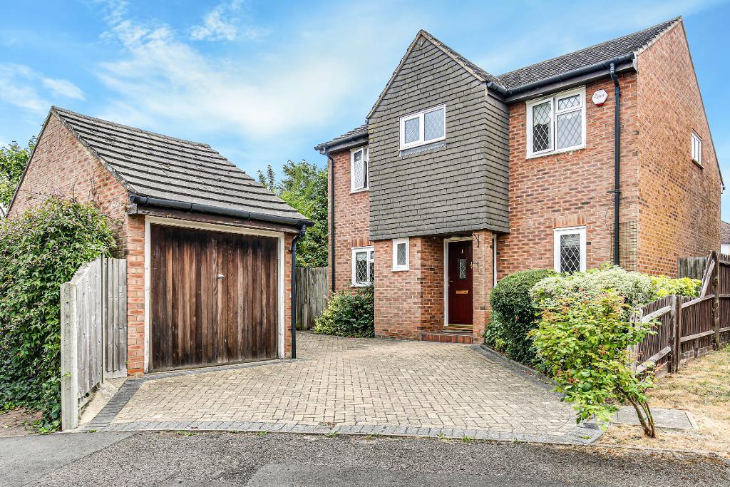 4 Bed Detached Property for Sale in South Croydon, CR2 9AX