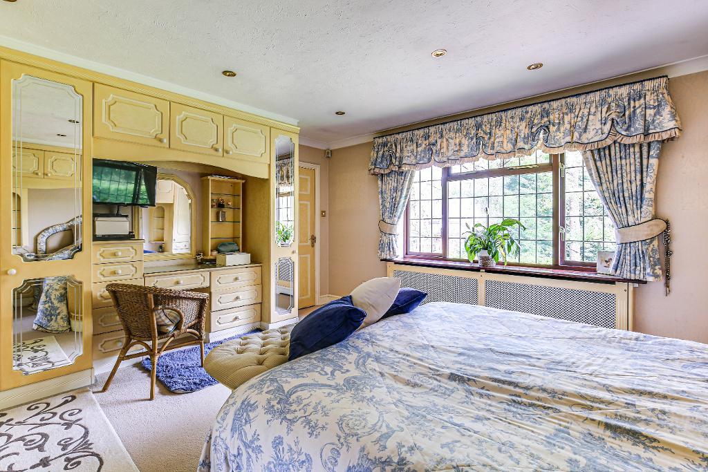 6 Bedroom Detached for Sale in Warlingham, CR6 9LU