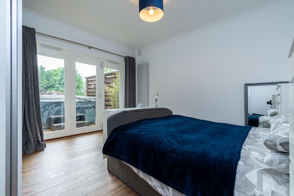 4 Bedroom Detached for Sale in Sanderstead, CR2 0JR
