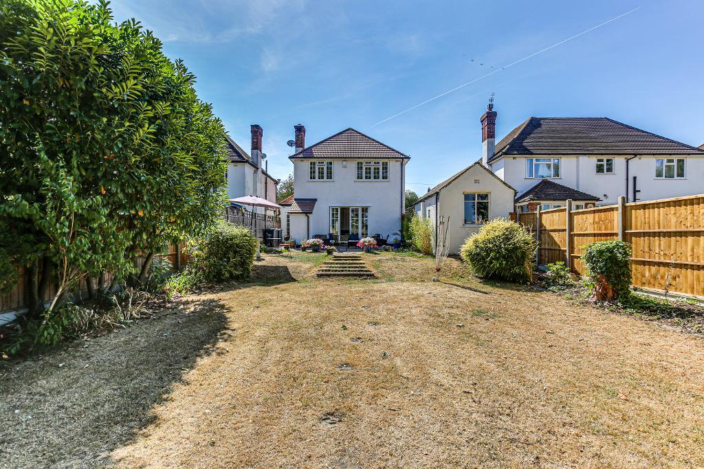 4 Bedroom Detached for Sale in South Croydon, CR2 8DH