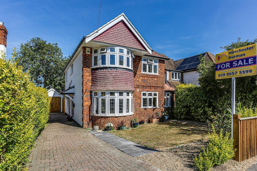4 Bedroom Detached for Sale in South Croydon, CR2 8DH